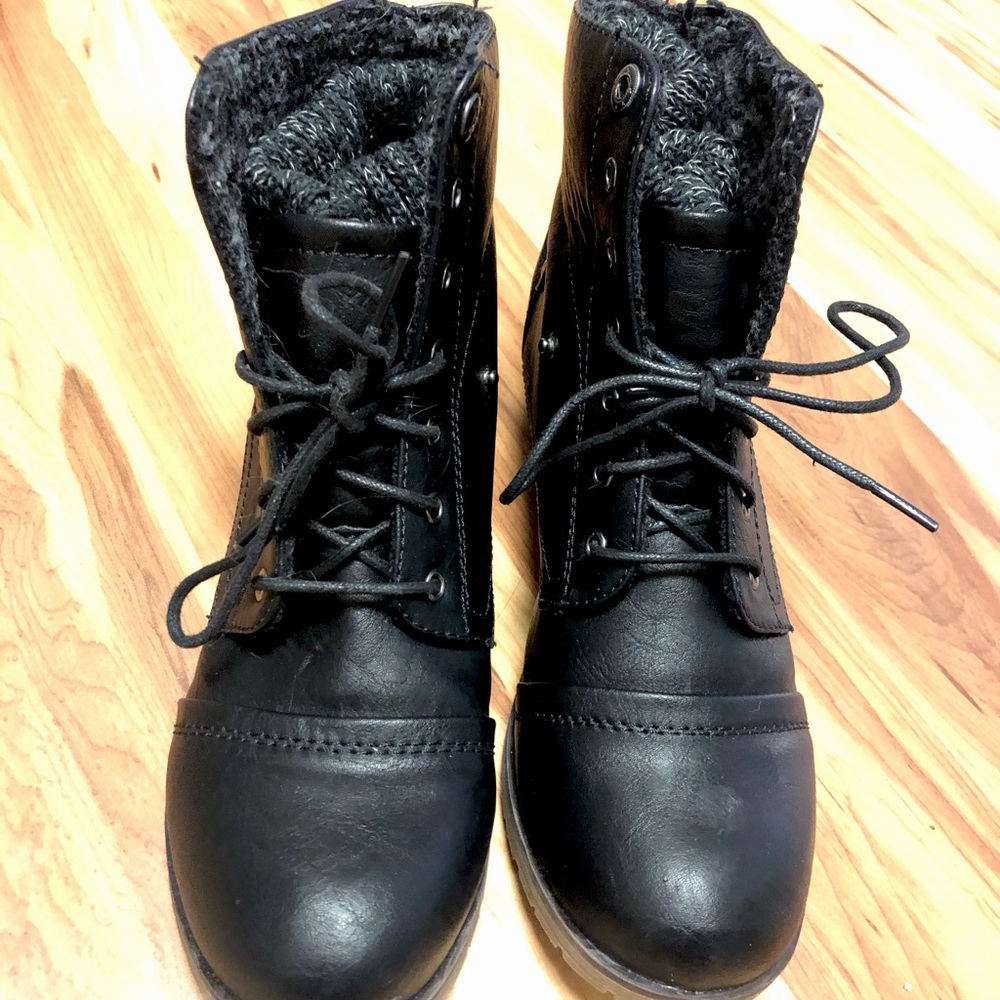 Ladoes winter combat boots , size 9